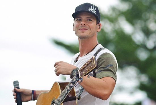 Country Singer'S Grief: A Mother'S Memory Honored - 4d30bsx